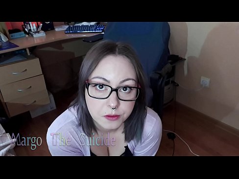 ❤️ Σέξι κορίτσι με γυαλιά πιπιλίζει Dildo βαθιά στην κάμερα ❤ Σεξ βίντεο ❌️